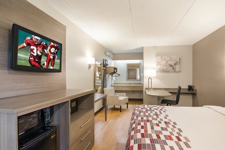 Superior-Zimmer, 1 King-Bett (Smoke Free) | Schreibtisch, laptopgeeigneter Arbeitsplatz, Verdunkelungsvorhänge. Red Roof Inn Durham - Triangle Park