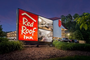 Un hôtel Red Roof Inn au design moderne, avec un intérieur visible comprenant un lit et un bureau.