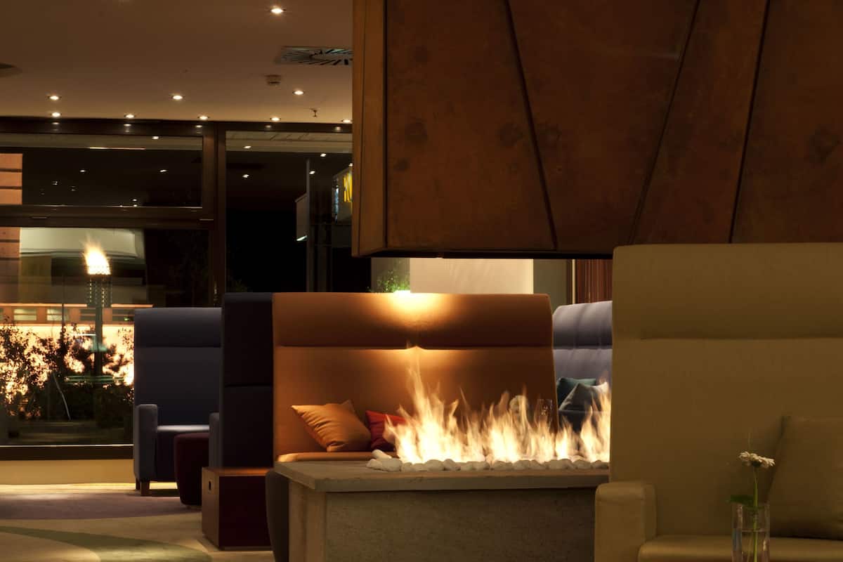 2 bars/lounges, poolside bar