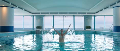 Alberca techada y alberca al aire libre