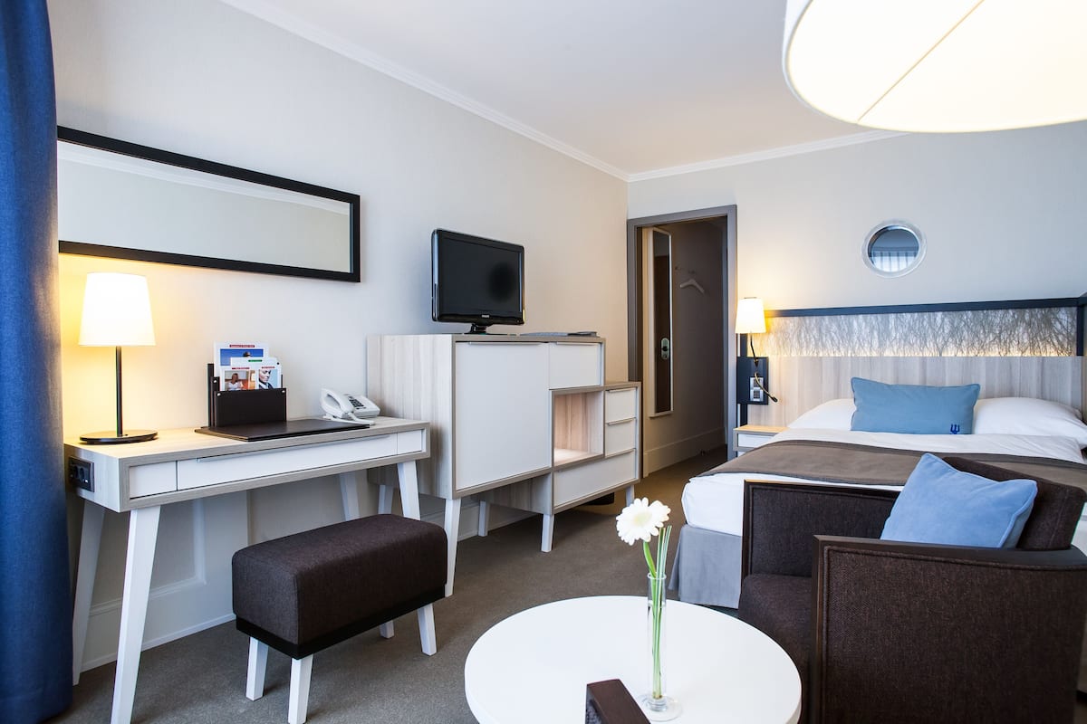 Hypo-allergenic bedding, minibar, in-room safe, desk