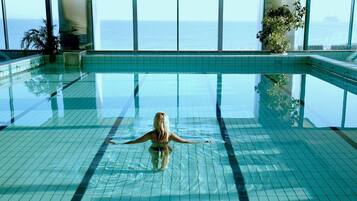 Alberca techada y alberca al aire libre