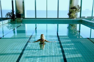Una piscina cubierta, una piscina al aire libre
