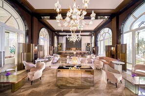 2 quầy bar/khu lounge, cocktail bar 