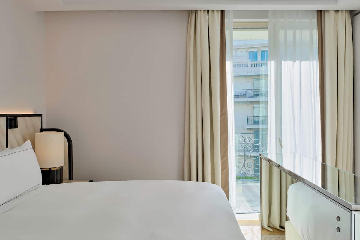 1 bedroom, premium bedding, down duvets, minibar
