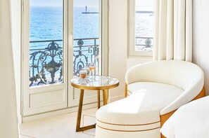 Premium bedding, down comforters, free minibar items, in-room safe - Carlton Cannes, a Regent Hotel (Cannes)