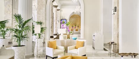 2 bars/lounges, cocktail bar