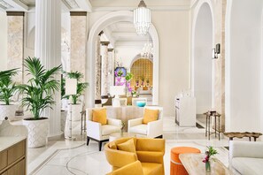 3 bars/lounges, cocktail bar