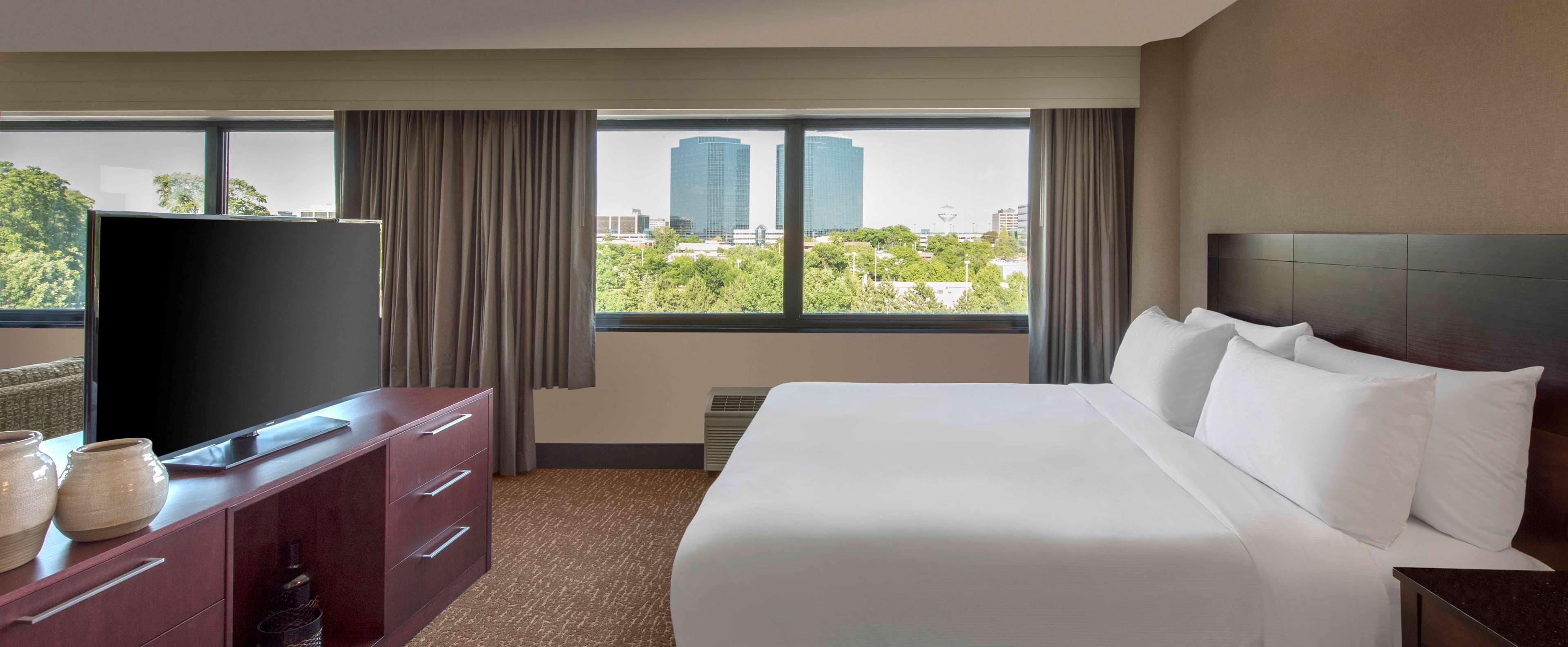 junior suite, 1 king bed with sofa bed, non smoking | 1 bedroom, premium bedding, in-room safe, desk