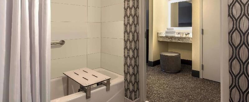 Bad | Kombinert dusj/badekar, designertoalettartikler, hårføner og badekåper