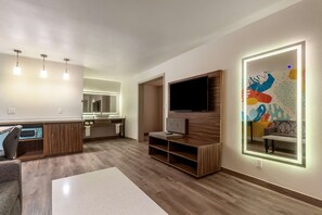 Suite, 1 King Bed, Non Smoking | Pillowtop beds, desk, laptop workspace, blackout drapes - Signature Inn Houston Galleria (Houston)