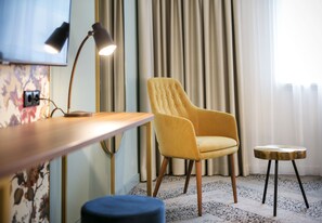 Deluxe Room | Living area | 40-inch flat-screen TV with satellite channels, TV