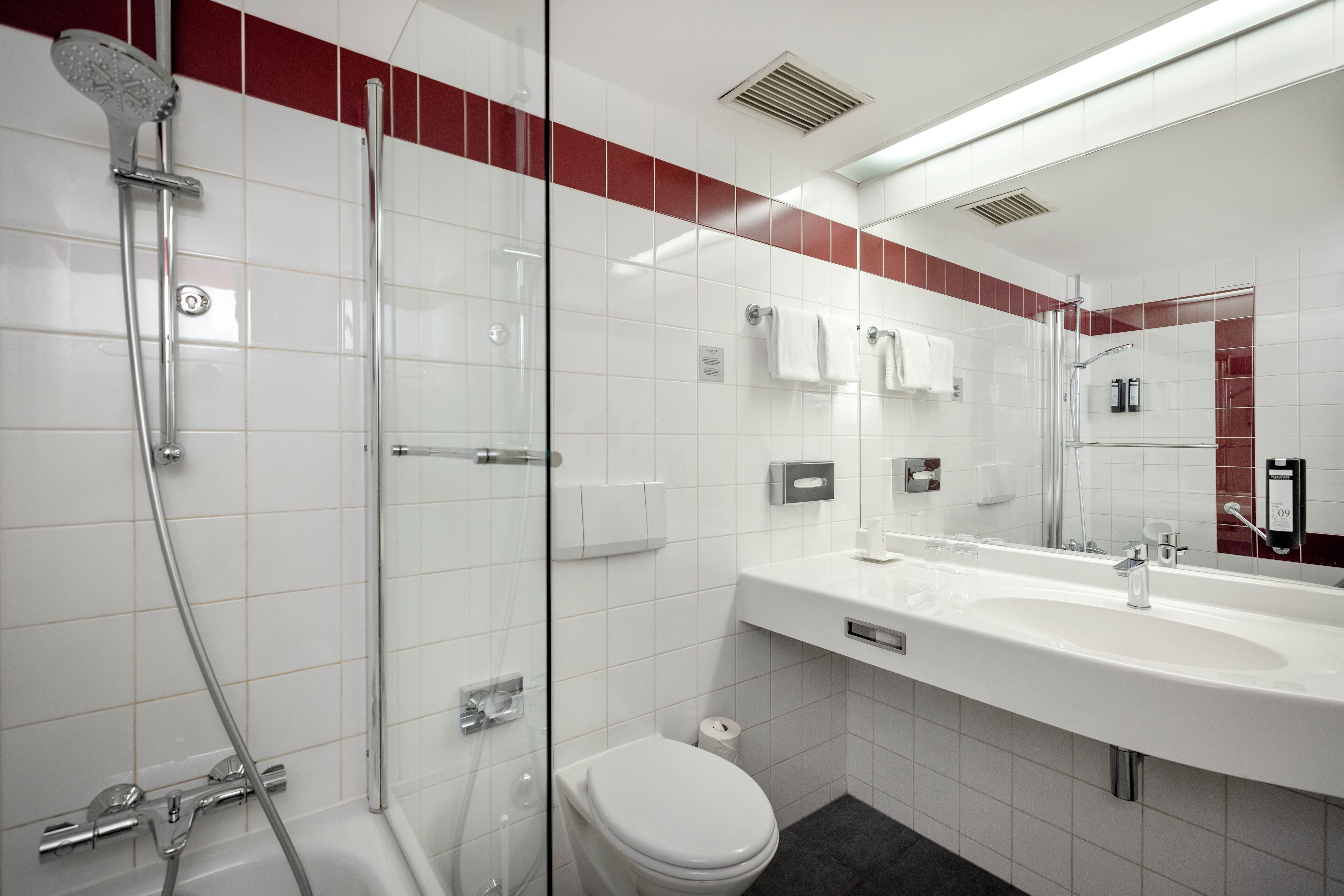superior room | bathroom | combined shower/bathtub, free toiletries, hair dryer, towels