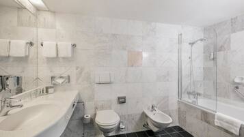 Combined shower/bathtub, free toiletries, hair dryer, towels