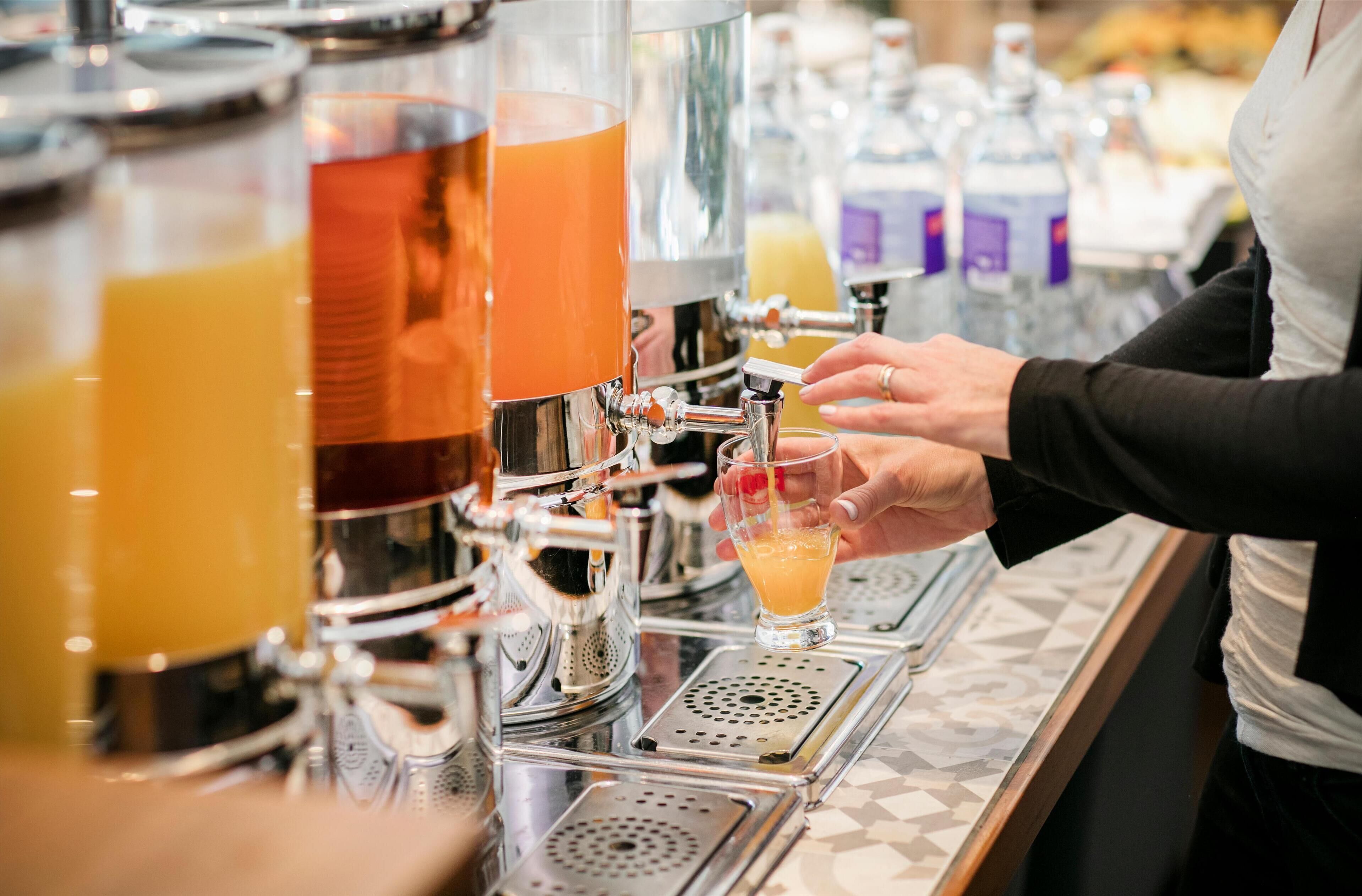 Un barista préparant une boisson à l’aide d’une machine à café.