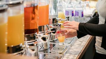 Un barista préparant une boisson à l’aide d’une machine à café.