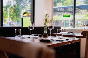 Petit déjeuner, déjeuner et dîner servis sur place