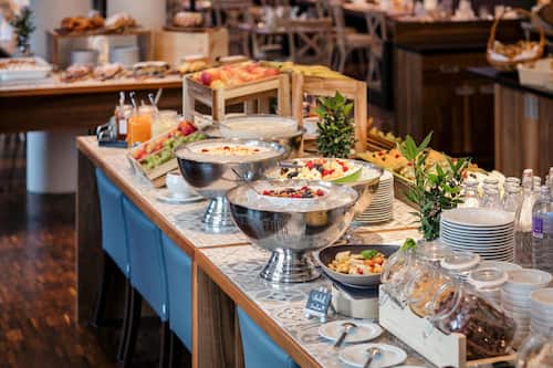 Petit déjeuner, déjeuner et dîner servis sur place