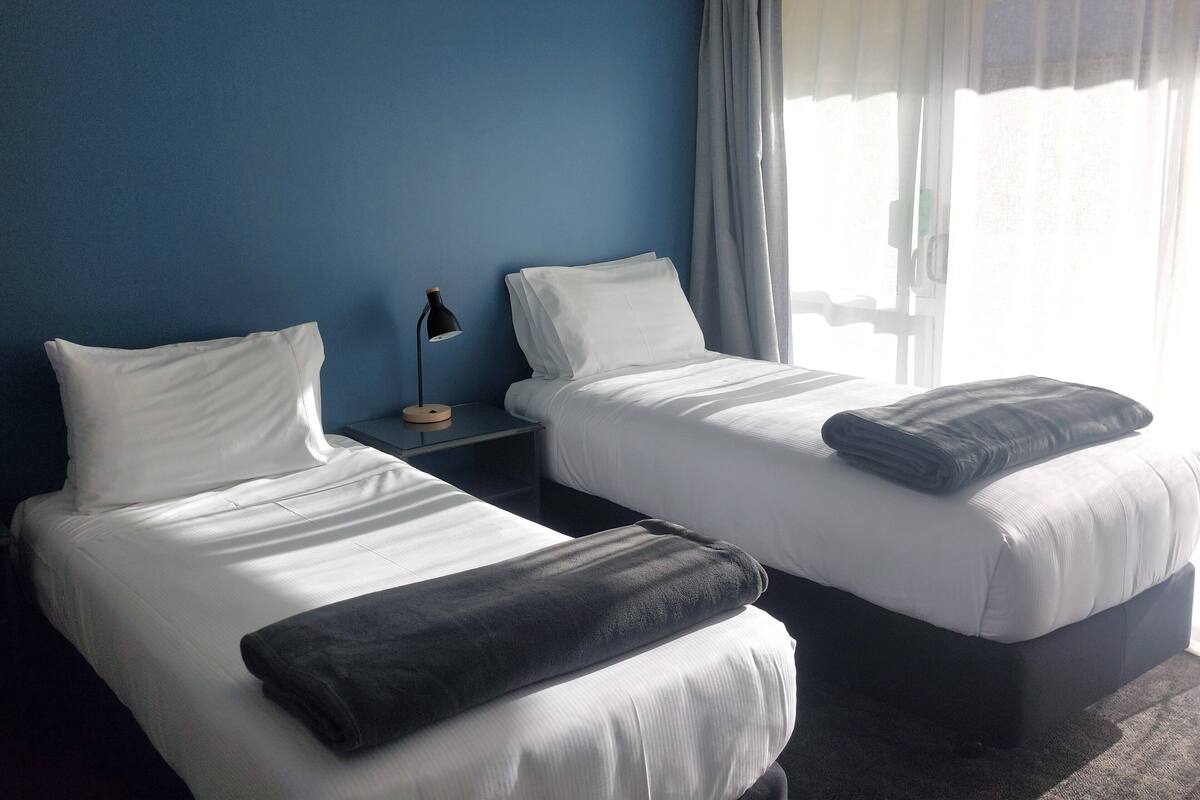 ห้องทวิน | พื้นที่ทำงานแบบใช้แล็ปท็อป, ผ้าม่านกันแสง, เตารีด/โต๊ะรีดผ้า, Wi-Fi ฟรี