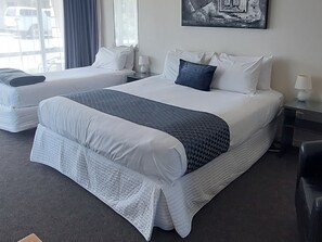 King and Single Studio  | Laptop workspace, blackout drapes, iron/ironing board, free WiFi - Lake Dunstan Motel (Cromwell)