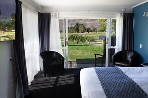 Superior King | 1 bedroom, laptop workspace, blackout drapes, iron/ironing board
