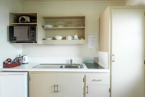  King Studio  | Private kitchenette | Mini-fridge, microwave, stovetop, coffee/tea maker