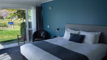 Superior King | Laptop workspace, blackout drapes, iron/ironing board, free WiFi