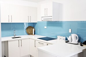 Kühlschrank, Mikrowelle, Wasserkocher, Gefrierschrank