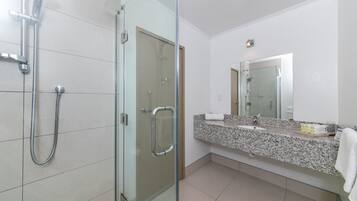 Douche, douche à « effet pluie », articles de toilette gratuits