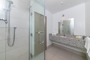 Shower, rainfall showerhead, free toiletries, hair dryer