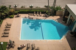 Una piscina cubierta, una piscina al aire libre