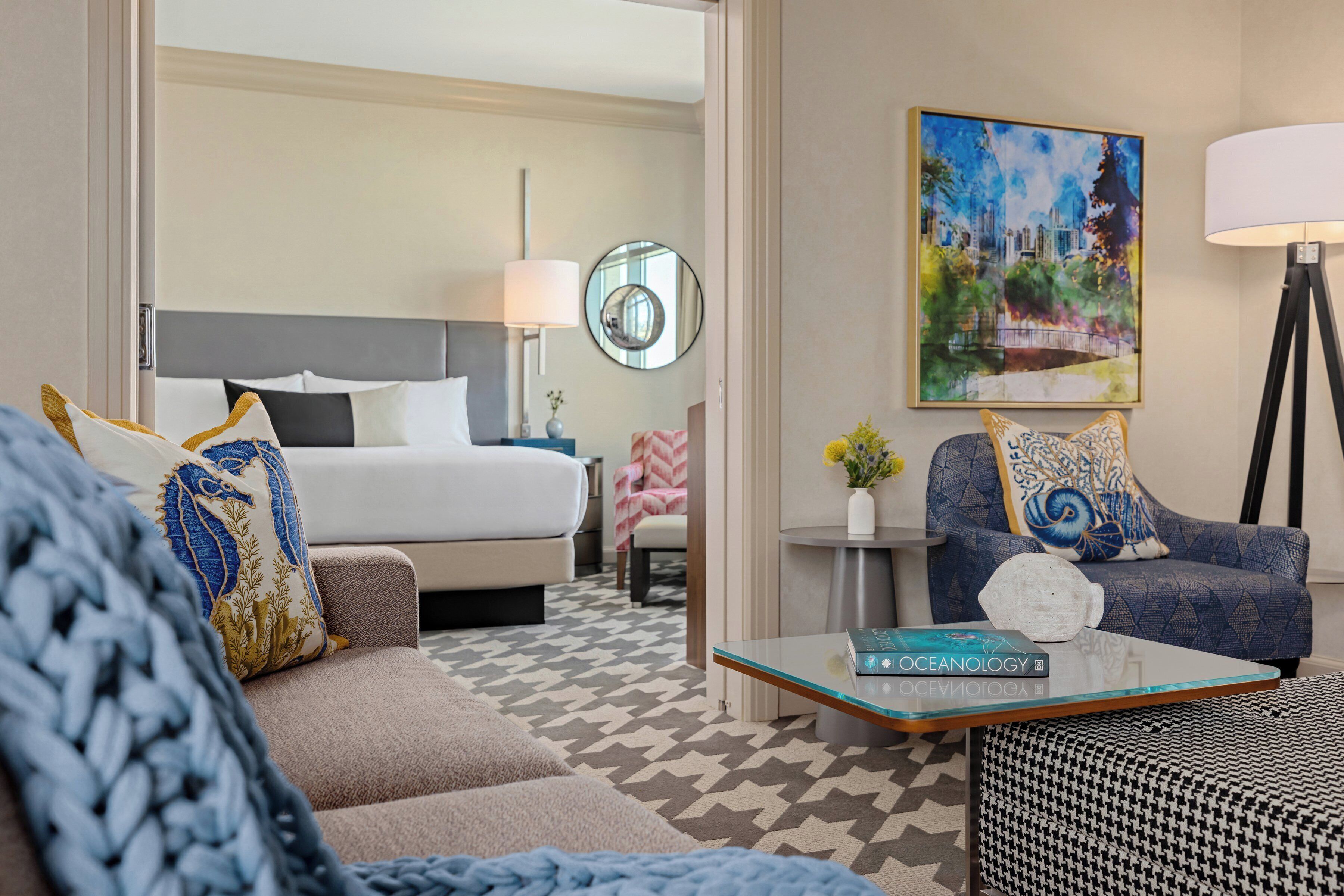 Suite (Georgia Aquarium, 1 Kng Bd & Sofa Bd) | Living area