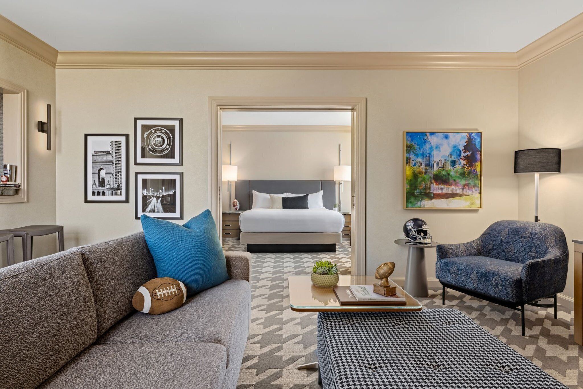 Suite (College Football, 1 Kng Bd & Sofa Bd) | Hypo-allergenic bedding, in-room safe, desk, iron/ironing board