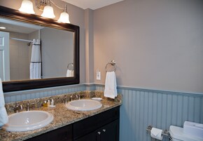 Historic Main Inn, 1 King, No Pets | Kamar mandi | Shower, perlengkapan mandi gratis, pengering rambut, dan handuk