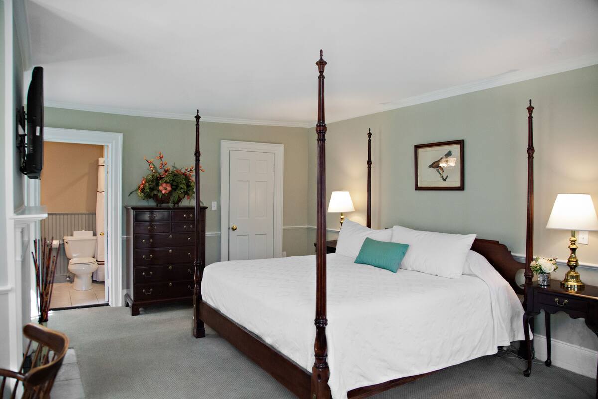 historic main inn, 1 king, no pets | individually decorated, individually furnished, desk, iron/ironing board