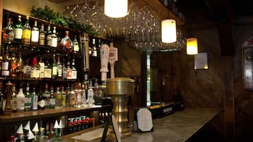 2 Bars/Lounges