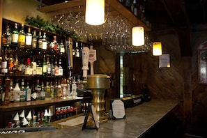 2 bars/lounges - Concord's Colonial Inn (Concord)