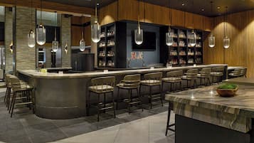 Serverer lunsj og middag