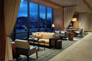 Sert le déjeuner et le dîner