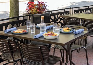 Serveert ontbijt, lunch en diner