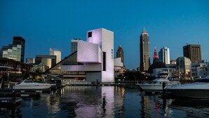 Un horizonte urbano con edificios modernos, incluyendo una estructura piramidal distintiva y un rascacielos con aguja.