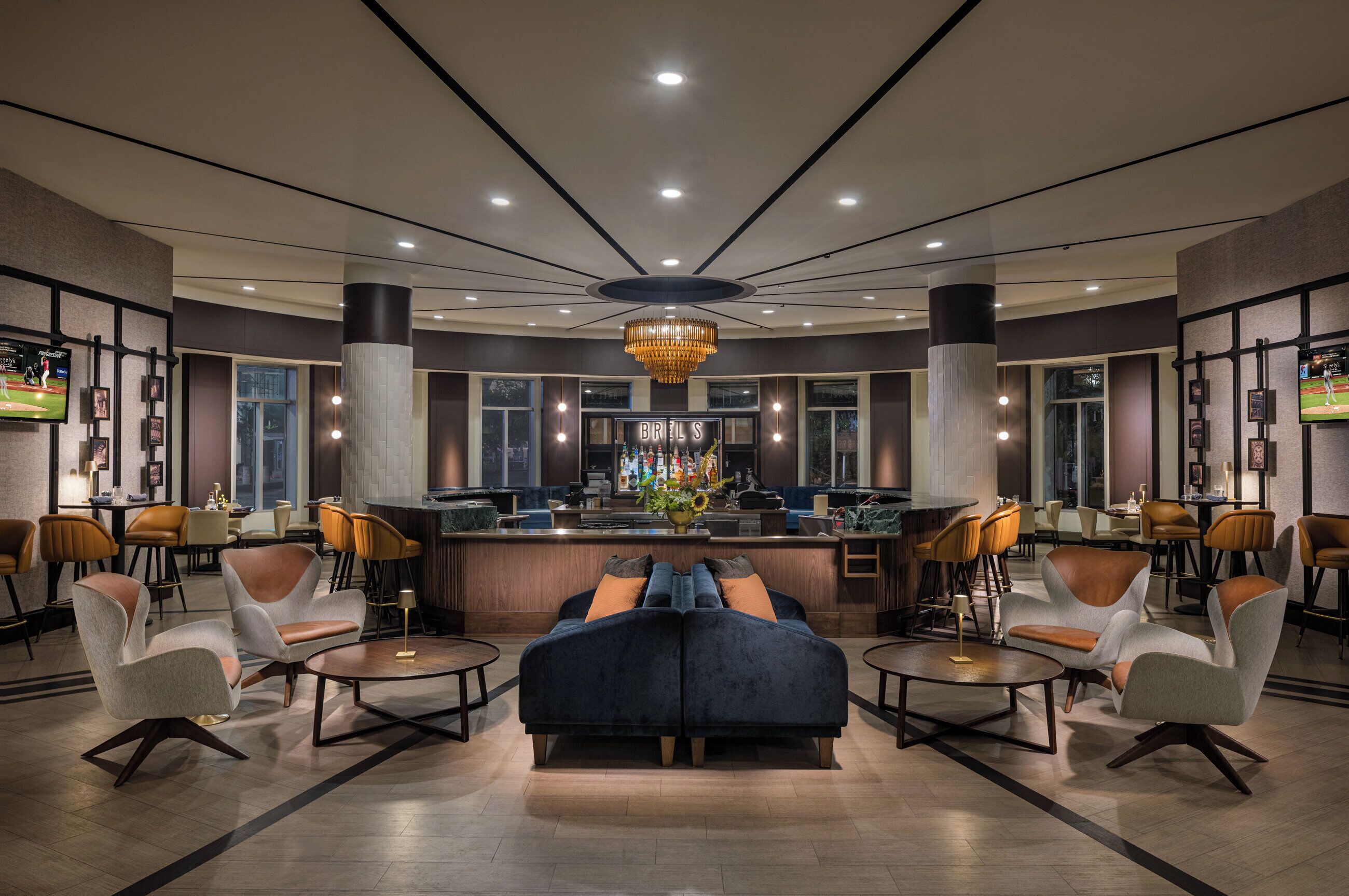 供应早餐、午餐和晚餐