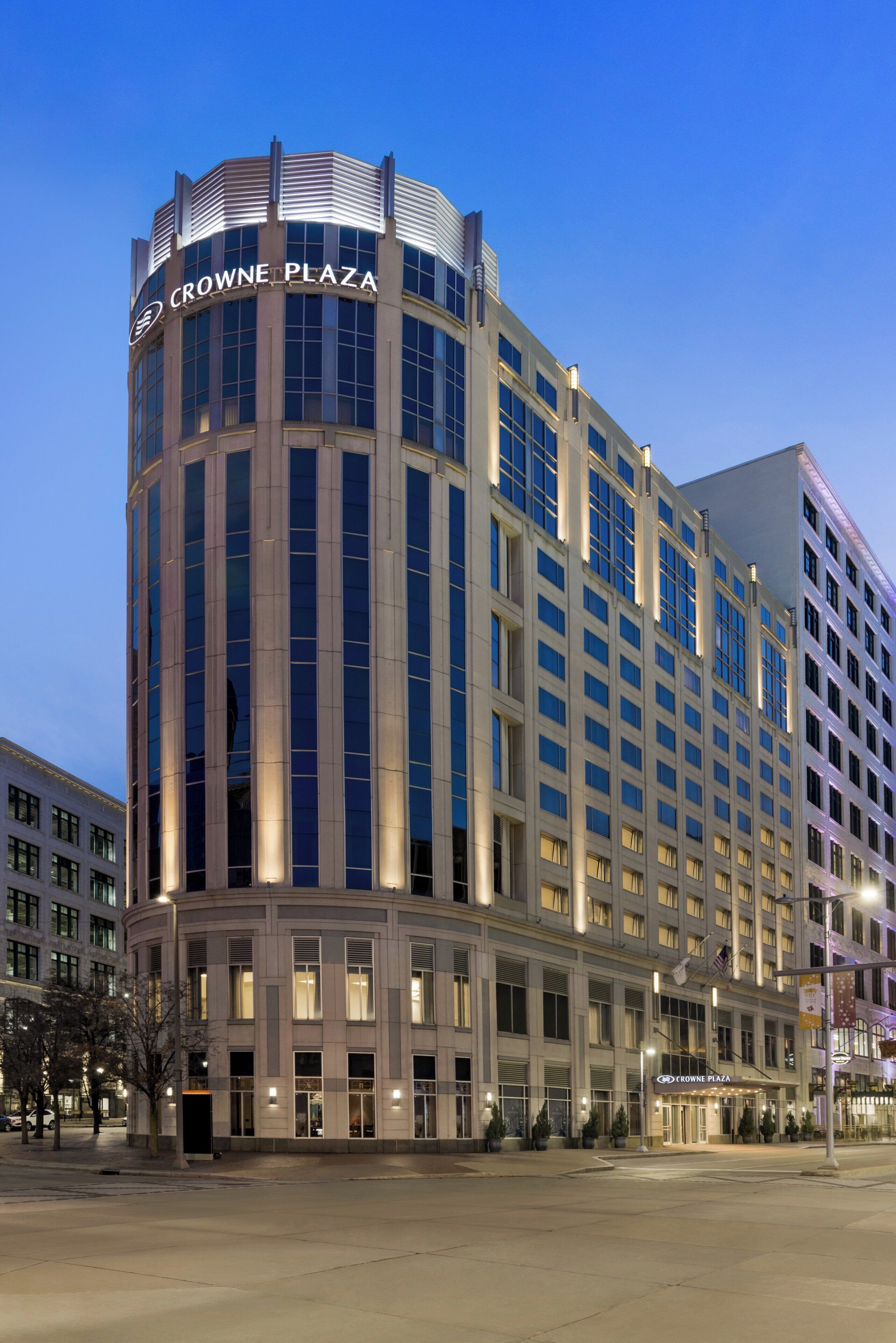 Un hotel de varios pisos con una señalización destacada que dice 'CROWNE PLAZA'.