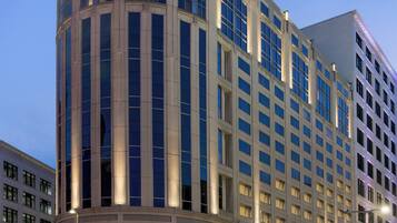 Un hotel de varios pisos con una señalización destacada que dice 'CROWNE PLAZA'.