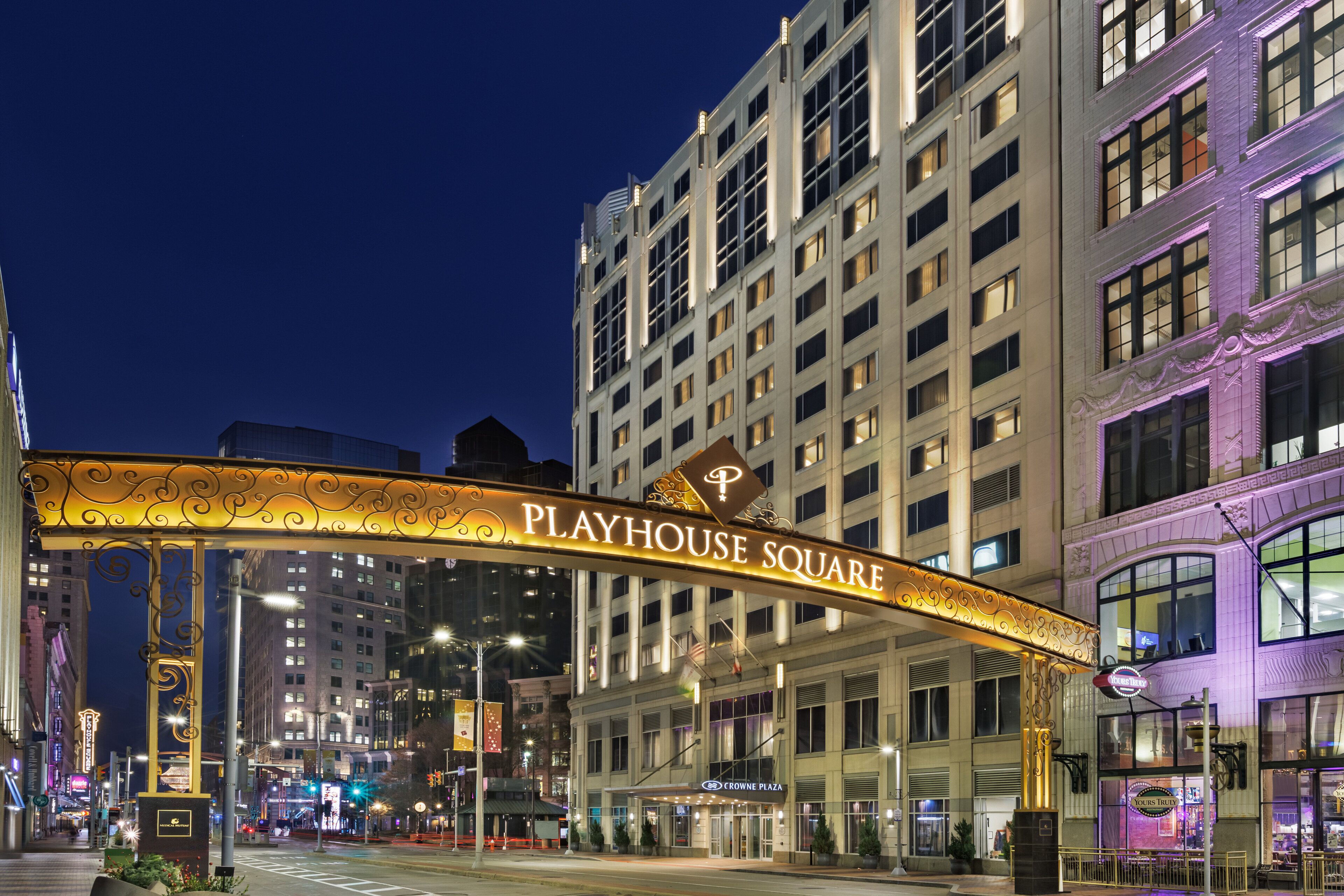 Playhouse Square con un arco llamativo, la entrada de un hotel y edificios urbanos circundantes.