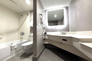 Shower, free toiletries, towels - Townhouse Garden Inn & Suites (San Antonio)