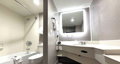 Townhouse Garden Inn & Suites