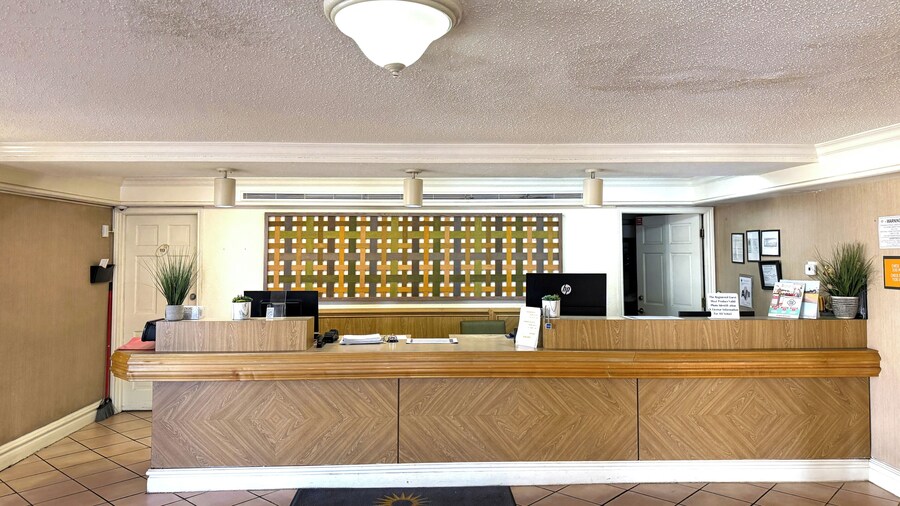 Townhouse Garden Inn & Suites San Antonio I 35