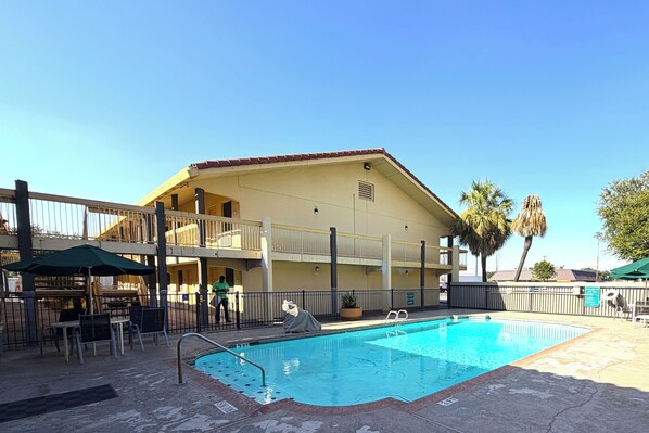 Outdoor pool - Townhouse Garden Inn & Suites (San Antonio)