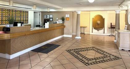 Townhouse Garden Inn & Suites